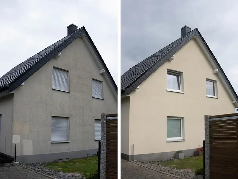 Giebel eines Einfamilienhauses mit Satteldach, links grau verschmutzt, rechts nach der Reinigung hell
