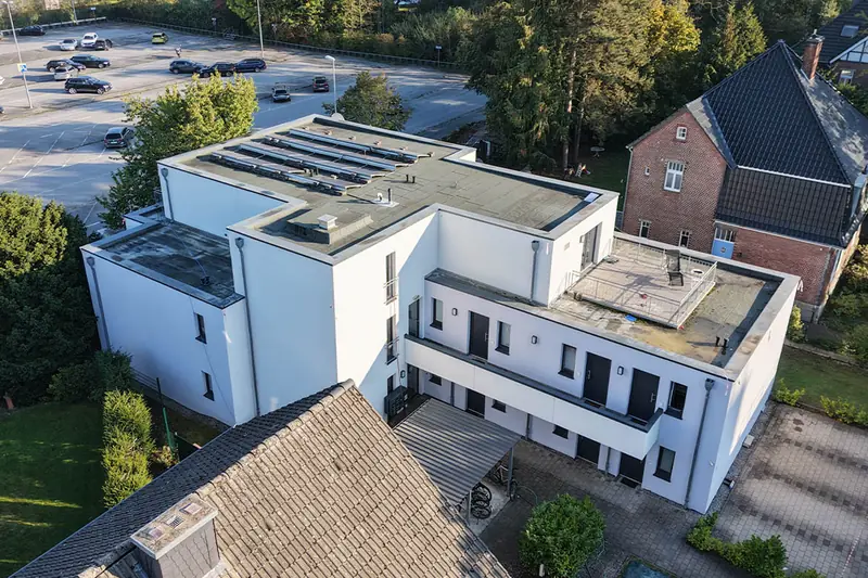 Drohnenaufnahme des Studentenwohnheims in Lippstadt nach der Fassadenreinigung mit heller, sauberer Putzfassade