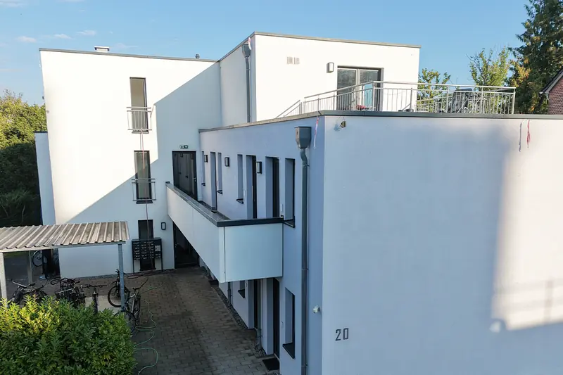 Eingangsseite des Studentenwohnheims in Lippstadt mit Laubengang nach der Fassadenreinigung