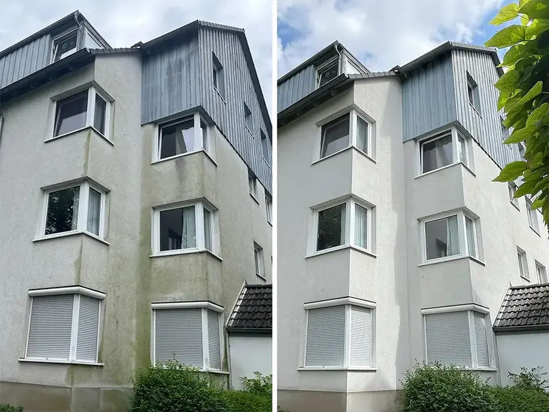 Giebelseite eines Mehrfamilienhauses mit Holzverkleidung im Dachgeschoss, links grau verschmutzt, rechts nach der Reinigung hell