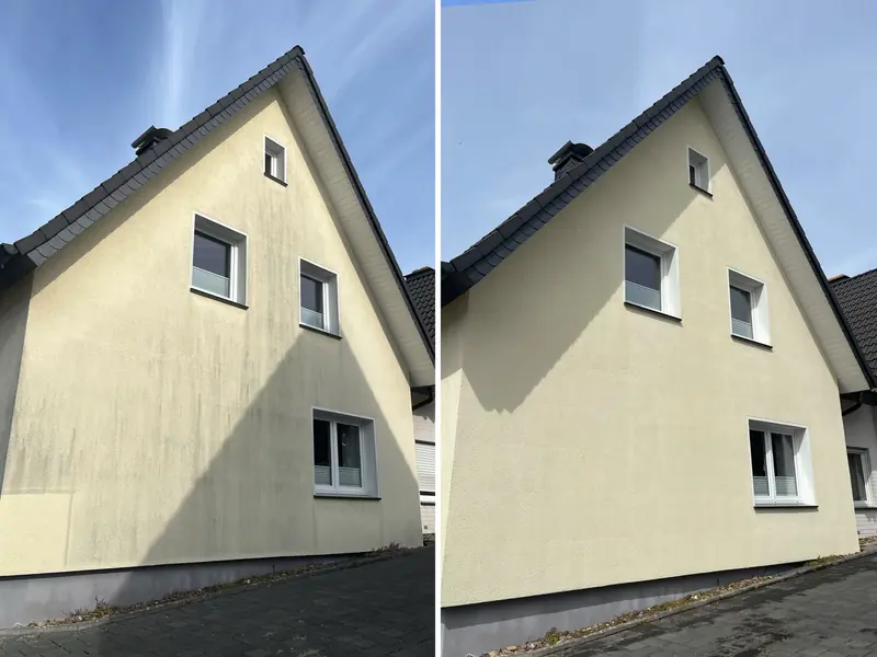 Giebel eines Einfamilienhauses in Oerlinghausen mit gelber Putzfassade, links mit dunklen Schlieren, rechts nach der Reinigung