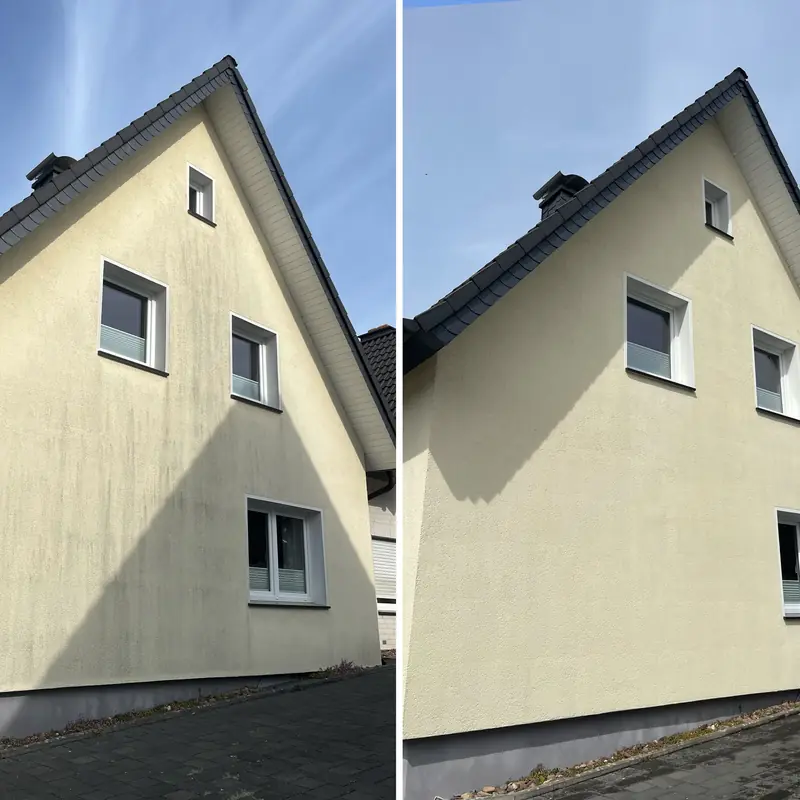 Giebel eines Einfamilienhauses in Oerlinghausen mit gelber Putzfassade, links mit dunklen Schlieren, rechts nach der Reinigung