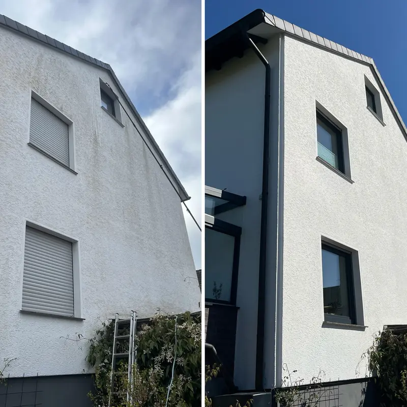 Giebelseite eines Einfamilienhauses in Spenge, links mit Grünbelag, rechts nach der Reinigung strahlend weiß