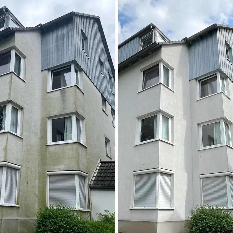 Mehrfamilienhaus mit Erkern und Holzverkleidung, links grünliche Läufer unter den Fenstern, rechts nach der Reinigung