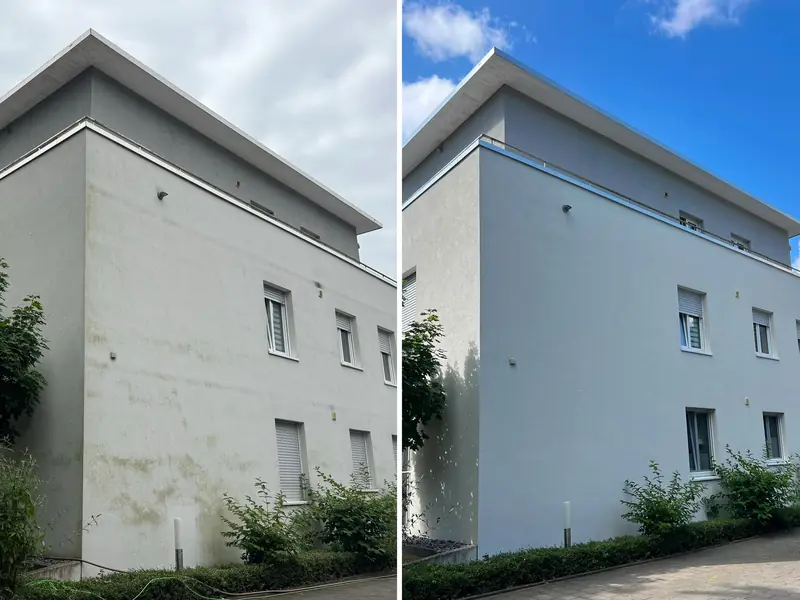 Mehrfamilienhaus mit Flachdach in Oelde, links grünlich verschmutzte Putzfassade, rechts nach der Reinigung