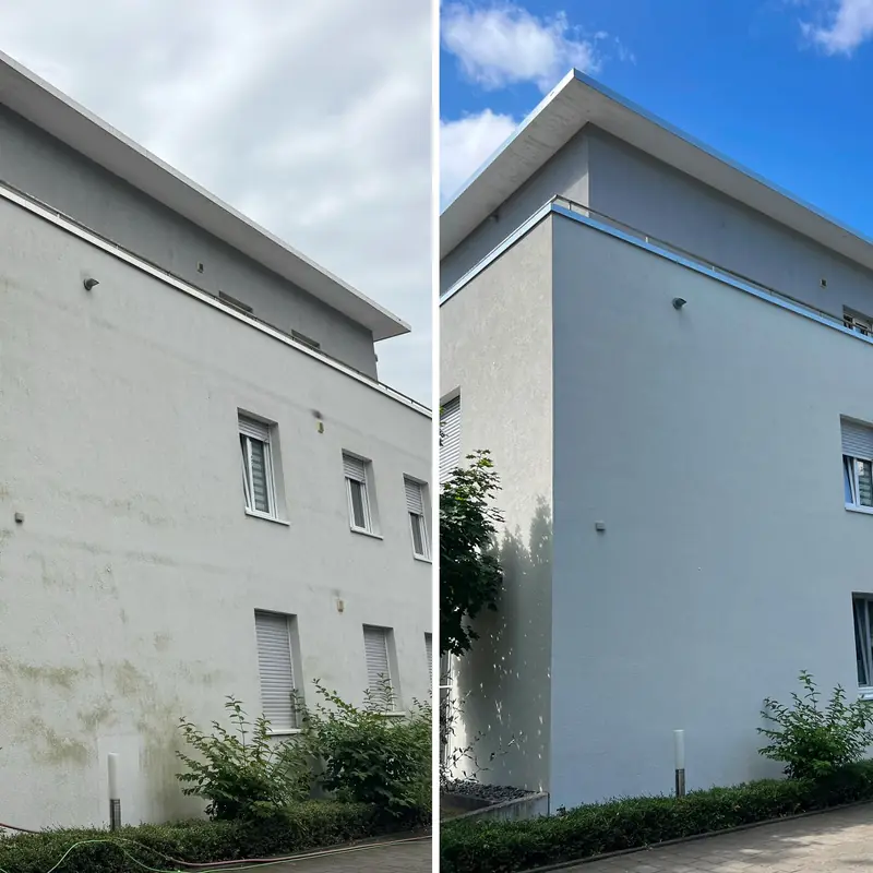 Mehrfamilienhaus mit Flachdach in Oelde, links grünlich verschmutzte Putzfassade, rechts nach der Reinigung